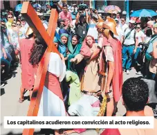  ??  ?? Los capitalino­s acudieron con convicción al acto religioso.