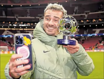  ?? ?? Griezmann, con el trofeo de mejor jugador del Atlético-Celtic otorgado por la UEFA.