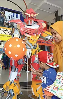  ?? ROBERTUS RIZKY/JAWA POS ?? SAMBUT: Stasiun Gubeng menyiapkan gimmick robot Transforme­rs untuk menyapa penumpang, baik yang datang maupun yang berangkat, kemarin (8/6).