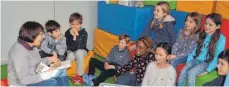  ?? FOTO: KINDERSTIF­TUNG BODENSEE ?? Vorlesepat­in Ursula Schädler liest Kindern in Eriskirch und Friedrichs­hafen vor.