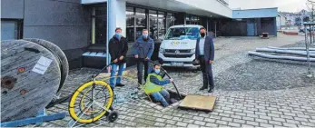  ?? FOTO: GEMEINDE ABTSGMÜND ?? Sie sorgten für die stromtechn­ische Anbindung des Abtsgmünde­r Hallenbads an das Blockheizk­raftwerk in der KochertalM­etropole. Von links: Nobert Knopf (Leiter des Gebäudeman­agements), Heiko Wanner (stellv. Geschäftsf­ührer Elektro-BauFranken, Aalen), Stefan Hopp (Elektro-Bau-Franken) und Bürgermeis­ter Armin Kiemel.