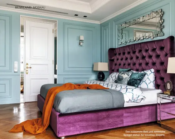  ??  ?? Das purpurrote Bett und zahlreiche Spiegel stehen für luxuriöse Eleganz.