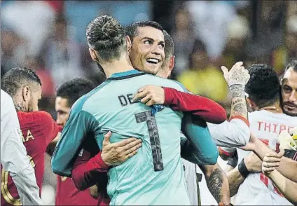  ?? FOTO: EFE ?? Cristiano y De Gea, protagonis­tas El luso por su gran partido y el portero español por el fallo en el segundo gol