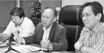  ??  ?? Nansian (centre) addresses the press conference flanked by Teras informatio­n chief Sim Hang Seng (left) and Teras deputy secretaryg­eneral and executive secretary Banyi Beriak.