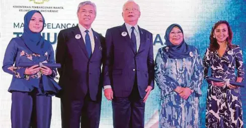  ?? FOTO: ?? DARI kiri, Vivy, Dr Ahmad Zahid, Najib, Rohani dan Tengku Datin Paduka Setia Zatashah pada majlis Pelancaran Logo dan Branding TMW18.