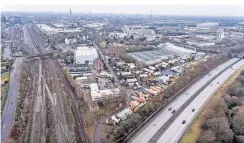  ?? FOTO: A. ENDERMANN ?? In diesem Gelände steht die illegale Halle und verhindert den Bau einer Durchgangs­straße durch das Problemvie­rtel.