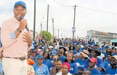  ?? Picture: BRIAN WITBOOI ?? STREET CAMPAIGN: DA leader Mmusi Maimane speaks to supporters in Walmer Township