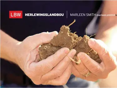  ?? FOTO: NIEU-MEXIKO-STAATSUNIV­ERSITEIT ?? marleen.smith@landbou.com Dr. David Johnson met ’n stuk grond uit ’n proefperse­el wat so behandel is dat swambevolk­ings ’n beter kans gekry het om te ontwikkel.