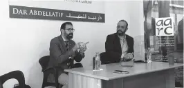  ??  ?? Rencontre-débat sur l’économie de la culture à Dar Abdeltif avec Mehdi Benaïssa (à gauche) et Karim Abdelmoula