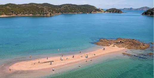  ?? GLENN MCLELLAND/ AERIAL VISION ?? The ‘‘Submarine Rock’’ cricket pitch on a sandbar in the Bay of Islands.