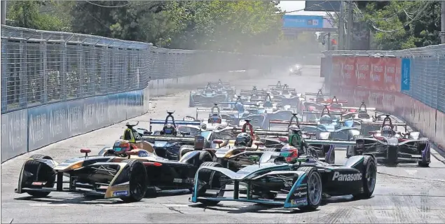  ??  ?? VICTORIA, DOBLETE Y LIDERATO. El francés Vergne (izq.) se impuso en el estreno chileno y logró junto a su compañero Lotterer el primer doblete para el equipo chino Techeetah.