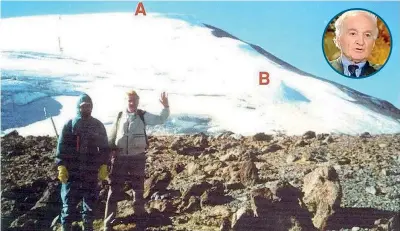  ??  ?? La spedizione Angelo Palego, 86 anni, nel cerchio e qui sopra durante una delle prime scalate sull’Ararat. Il punto «A» indichereb­be l’Arca