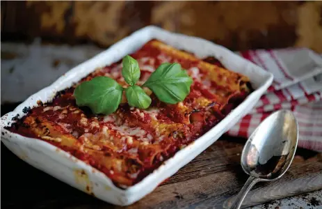  ?? Bilder: Janerik Henriksson ?? Cannelloni på klassiskt vis, fyllda med salami- och salviaspet­sad köttfärsså­s och gratinerad­e med mustig tomatsås.