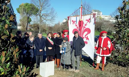  ??  ?? Anna Focardi, al centro, durante la cerimonia in cui il Comune ha dedicato un cippo e tre piante alla memoria di sua figlia Irene