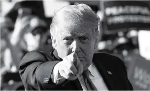  ?? MANDEL NGAN/AFP ?? TARGET MENANG: Salah satu gestur Presiden Amerika Serikat yang juga capres Partai Republik Donald Trump saat berbicara dalam kampanye akbar di Bandara Carson City, Nevada, pada Minggu (18/10).