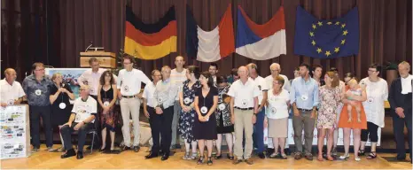  ?? FOTO: MICHAEL BRIEM ?? Vier Städte, vier Nationen, eine Freundscha­ft – die Städtepart­nerschaft wurde in Bad Buchau groß gefeiert.