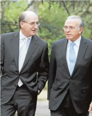  ?? ABC ?? Antonio Brufau (izq.), presidente de Repsol, e Isidro Fainé (Caixabank)