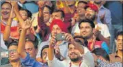  ?? HT ?? ▪ Cricket fans had a field day enjoying the cliffhange­r at Kanpur.