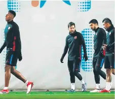  ??  ?? LÍDERES. Messi, Suárez, Paulinho y Mina lucen concentrad­os para volver a ganar hoy en su encuentro frente al Alavés.