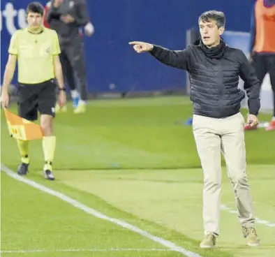  ?? EFE / JAVIER BLASCO ?? Pacheta da instruccio­nes desde la banda durante el partido del Huesca frente al Granada.