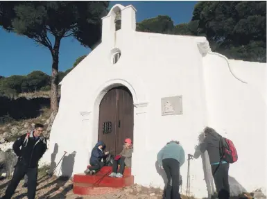  ??  ?? Mit Nordic-Walking-Stock und Sonnenbril­le: Wanderer vor der Wallfahrst­kapelle Ermita del Calvario.