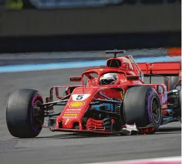  ??  ?? Ferrari Pilot Sebastian Vettel musste seinen lädierten Boliden erst einmal reparieren lassen, ehe er wieder ins Renngesche­hen eingreifen konnte. Der Deutsche machte noch das Beste aus der misslichen Situation und raste auf Rang fünf. EISHOCKEY