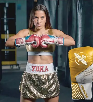  ?? Yoka llevará guantes dorados y blancos con los nombres de las víctimas de feminicidi­os. Cortesía/La República ??