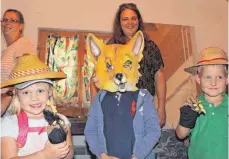  ?? FOTO: JANA MACK ?? Mutig probierten die Kinder die Kostüme im Naturtheat­er an. Der Wolf mit Maske und Krallen war schnell angezogen.