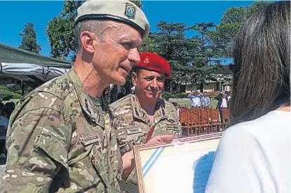  ?? (LA VOZ) ?? Homenaje. Pasqualini reunido con familiares de caídos cordobeses en Malvinas, en diciembre de 2017.