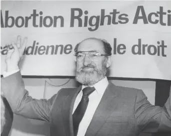  ??  ?? Le 28 janvier 1988, le plus haut tribunal du pays a invalidé une loi criminalis­ant l’avortement, au grand plaisir du Dr Henry Morgentale­r. - Archives