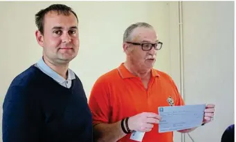  ??  ?? Romain Lefevre, nouveau président, a remis un don du Club Nautique de Criel-sur-Mer à la station SNSM du Tréport.