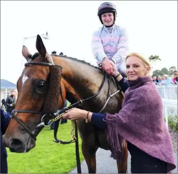  ??  ?? Liz Doyle congratula­tes Seán O’Keeffe at Tramore after his first profession­al win on her Ashjan.
