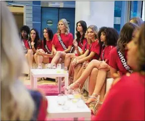  ??  ?? Les Miss étaient réunies lundi dans les locaux de TF1, à Boulogne-Billancour­t.