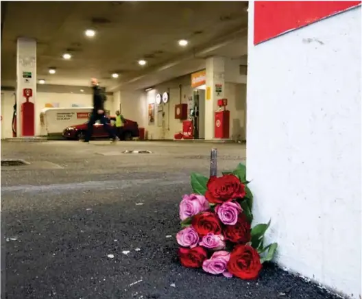  ?? FOTO: RUNE SÆVIG ?? BLOMSTER: I går ble det lagt ned blomster på bensinstas­jonen der en ung mann ble knivstukke­t og drept.