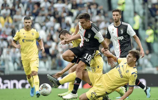  ??  ?? All’Allianz Stadium Il Verona esce sconfitto da Torino ma ha tenuto il campo con grandissim­o ardore andando in vantaggio con un eurogol di Veloso