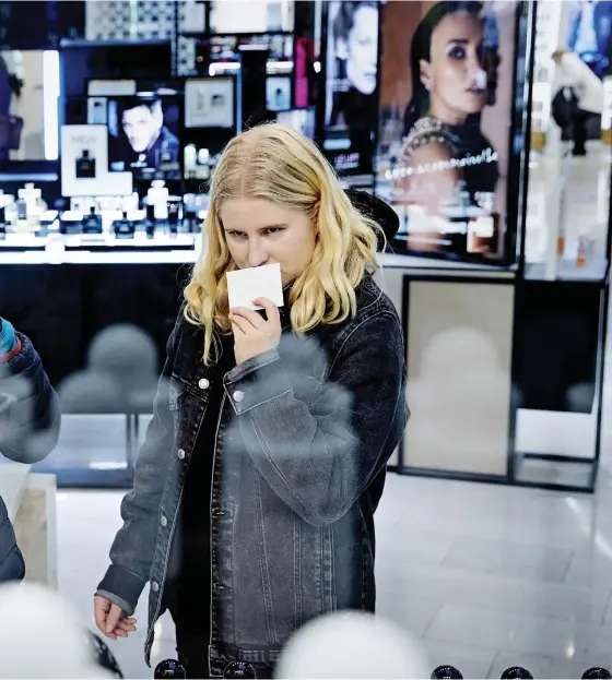  ?? FOTO:
KRISTOFFER ÅBERG ?? Tarja Nylund och dottern Rosa Nylund testar parfym vid Sari Siltaniemi­s disk. För dem är varuhuset ett stamställe mitt i centrum.