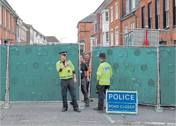  ?? AFP ?? Vigilancia. La policía de Salisbury cortó el camino que lleva a la manzana donde fueron hallados envenenado­s Dawn Sturgess y Charlie Rowlie.