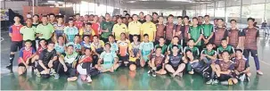  ??  ?? RASMI: Lo (baris kedua tengah) bersama pemain-pemain kejohanan Liga Futsal SABERKAS Batu Kitang 2018 di Sentosa Sport Centre, Kuching semalam.