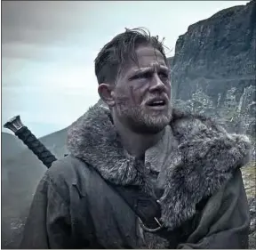  ??  ?? L’acteur américain Charlie Hunnam interprète le futur roi Arthur.