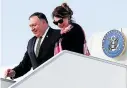  ?? [ AFP ] ?? Mike Pompeo mit seiner Ehefrau Susan bei der gestrigen Ankunft in Prag.