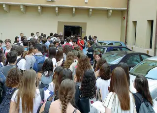  ??  ?? In attesaGli studenti del liceo scientific­o Fracastoro all’ingresso della scuola ieri mattina, prima della seconda prova dell’esame di maturità (qui, il test di matematica)