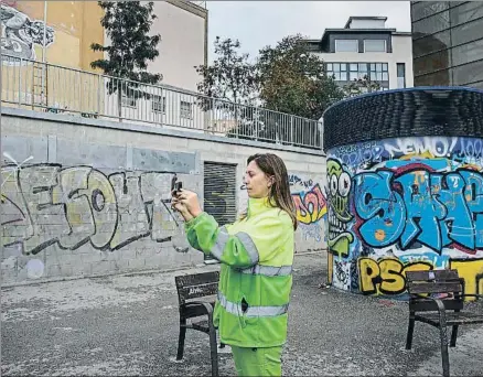  ?? ANA JIMÉNEZ ?? Una
detectora fotografia­ndo pintadas en la plaza Terenci Moix