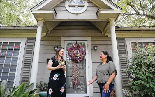  ?? Photos by Kin Man Hui / Staff photograph­er ?? Debbie Alcoser, right, gives a bouquet of flowers and a gift card to Alisha Coyle, the runner-up in a weekend contest for Just Give It Away! 09, a Facebook group.