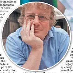  ??  ?? CÁMARA. Angus Mcqueen es director y guionista. Entre 2018 y 2019 filmó a Maradona en su paso
por el club Dorados de México y actualment­e negociaba para llevar a cabo el documental sobre el
Mundial de 1994.