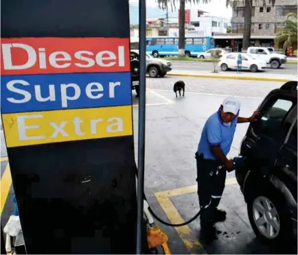  ??  ?? SITUACIÓN. Los precios de los combustibl­es sin el subsidio aumentan su precio en más de un dólar.