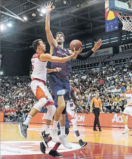  ?? FOTO: FCBQ ?? Ante Tomic intenta cerrarle el camino a canasta a Ryan Toolson, el mejor jugador del Baxi Manresa