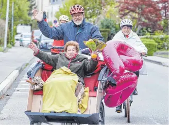  ?? ARCHIVFOTO: ELKE OBSER ?? Mit der E-rikscha von Weingarten nach Ravensburg: Auch dieses Projekt fördert die Bürgerstif­tung.