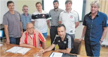  ?? FOTO: PRIVAT ?? Sie freuen sich auf die zweite Auflage des Ellwanger Stadtpokal­s (sitzend von links): Hermann Weber (Vorsitzend­er Stadtverba­nd sporttreib­ender Vereine) und „Losfee“Michael Traub (vom Gastgeber DJK SV Eigenzell). Stehend von links: Christian Schmid (FC...