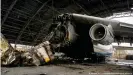  ?? ?? Разрушенны­й в ходе боевых действий Ан-225 "Мрия" в ангаре аэропорта "Гостомель"