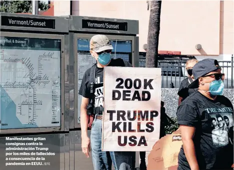  ?? /EFE ?? Manifestan­tes gritan consignas contra la administra­ción Trump por los miles de fallecidos a consecuenc­ia de la pandemia en EEUU.